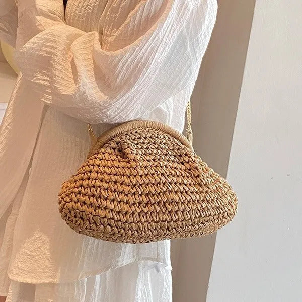 Women's shell-shaped straw beach bag with chain strap in khaki colour