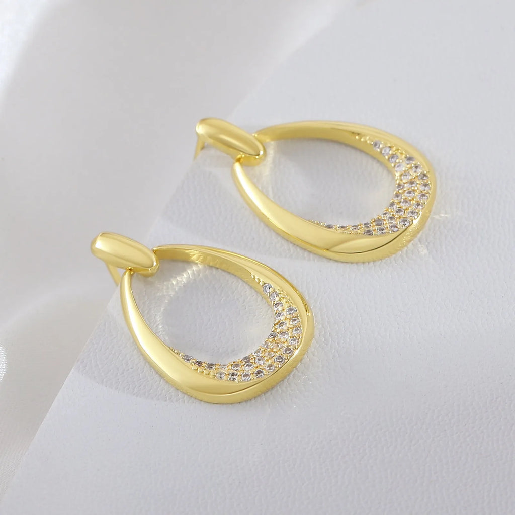 Women's geometric drop earrings in yellow gold with round and oval ring design