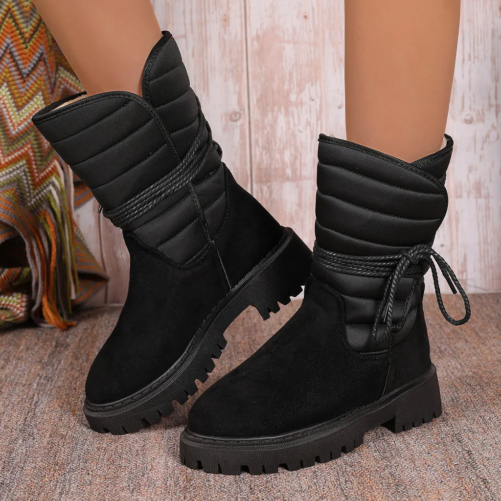 Women's chunky heel snow boots in suede with fleece lining and lace-up design