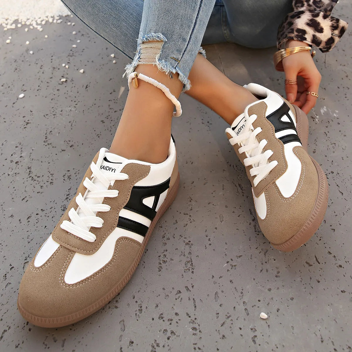 Women's retro colour matching lace-up jogging shoes in black, grey, or khaki with a low platform heel.
