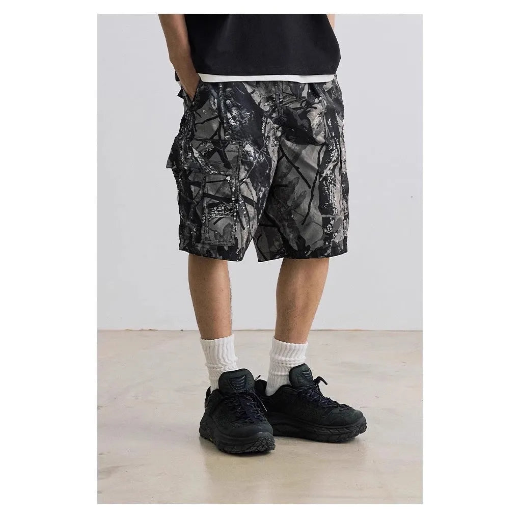 Loose straight-leg casual denim shorts in black or army green with a mid waist and zip fly.