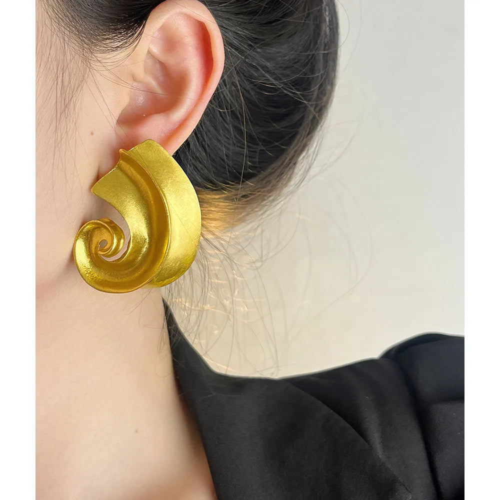 Geometric ear studs with retro design in gold and silver options, 5cm size