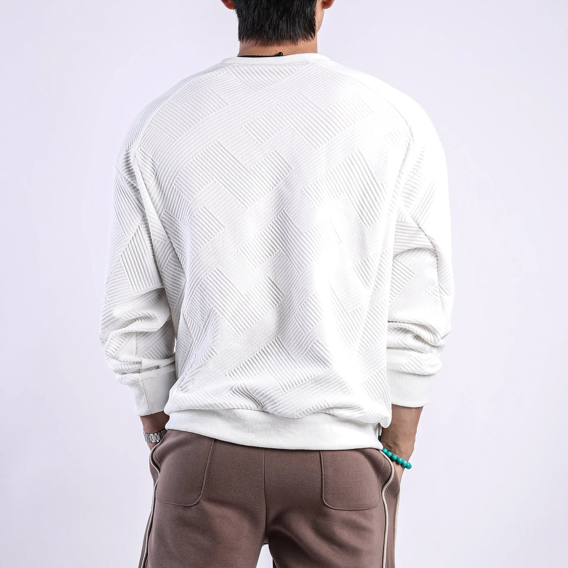 Men's solid colour twill jacquard long-sleeved pullover sweater in a loose fit.