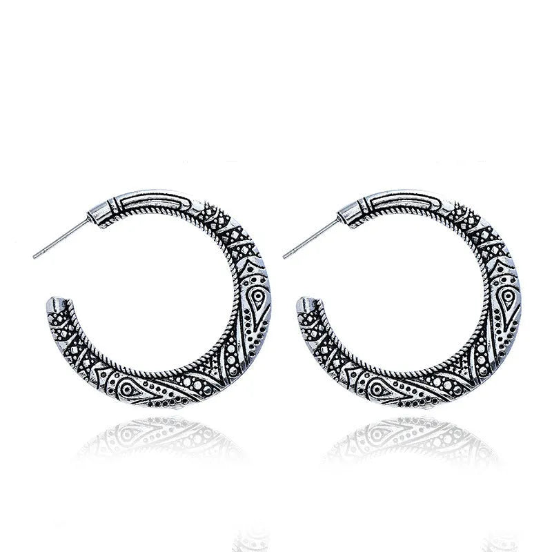 C-shaped alloy earrings with vintage engraving in bronze and silver colour options