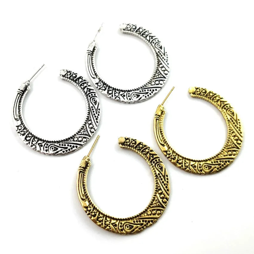 C-shaped alloy earrings with vintage engraving in bronze and silver colour options