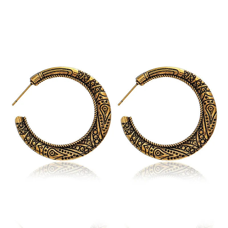 C-shaped alloy earrings with vintage engraving in bronze and silver colour options