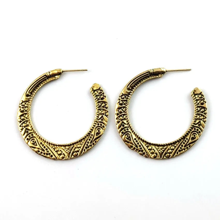 C-shaped alloy earrings with vintage engraving in bronze and silver colour options