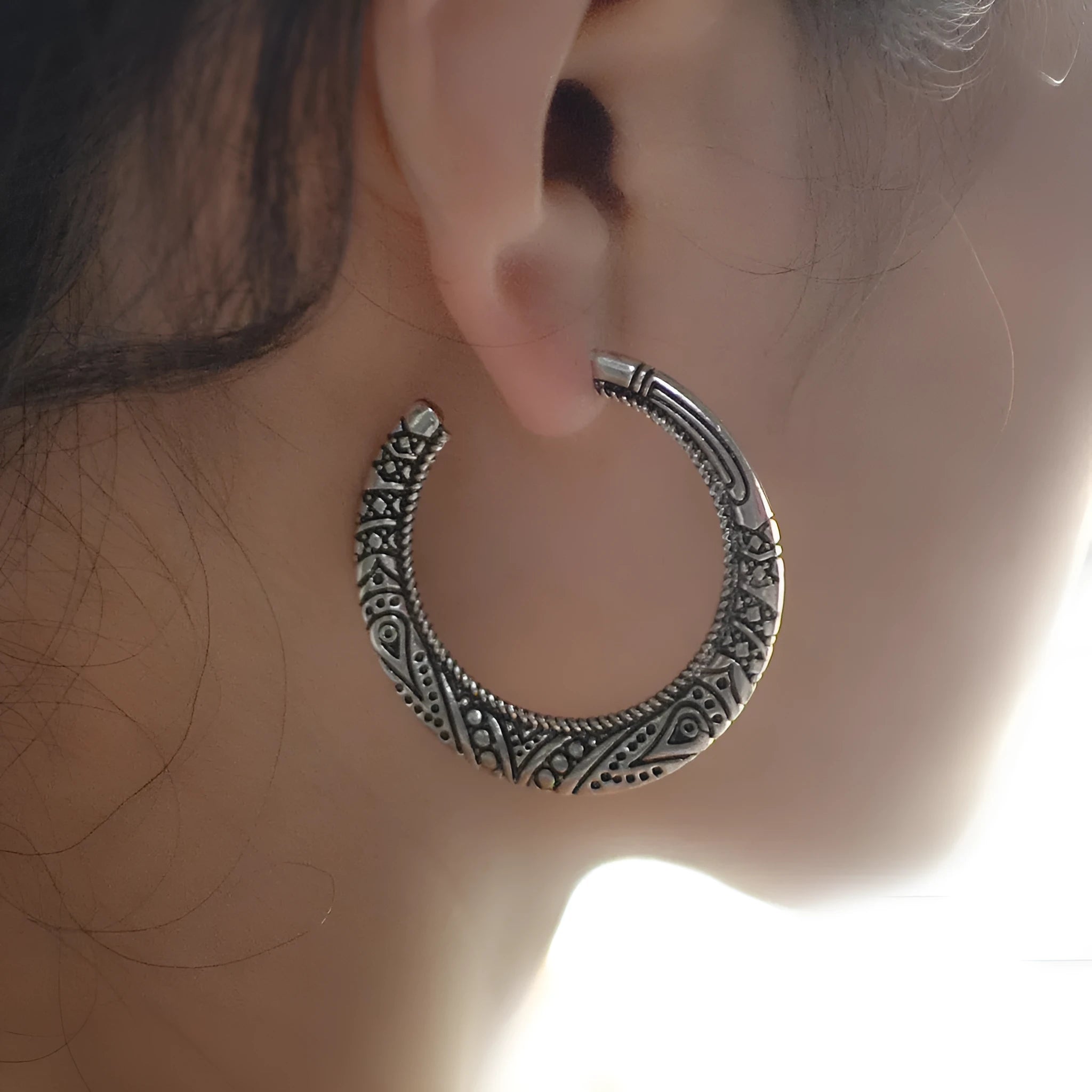C-shaped alloy earrings with vintage engraving in bronze and silver colour options