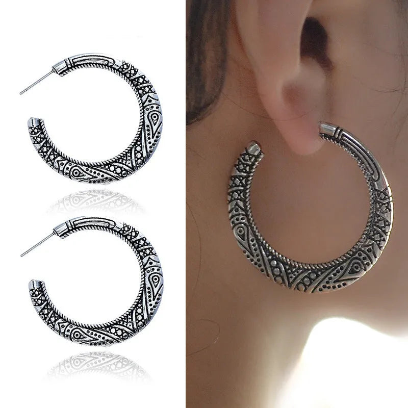 C-shaped alloy earrings with vintage engraving in bronze and silver colour options