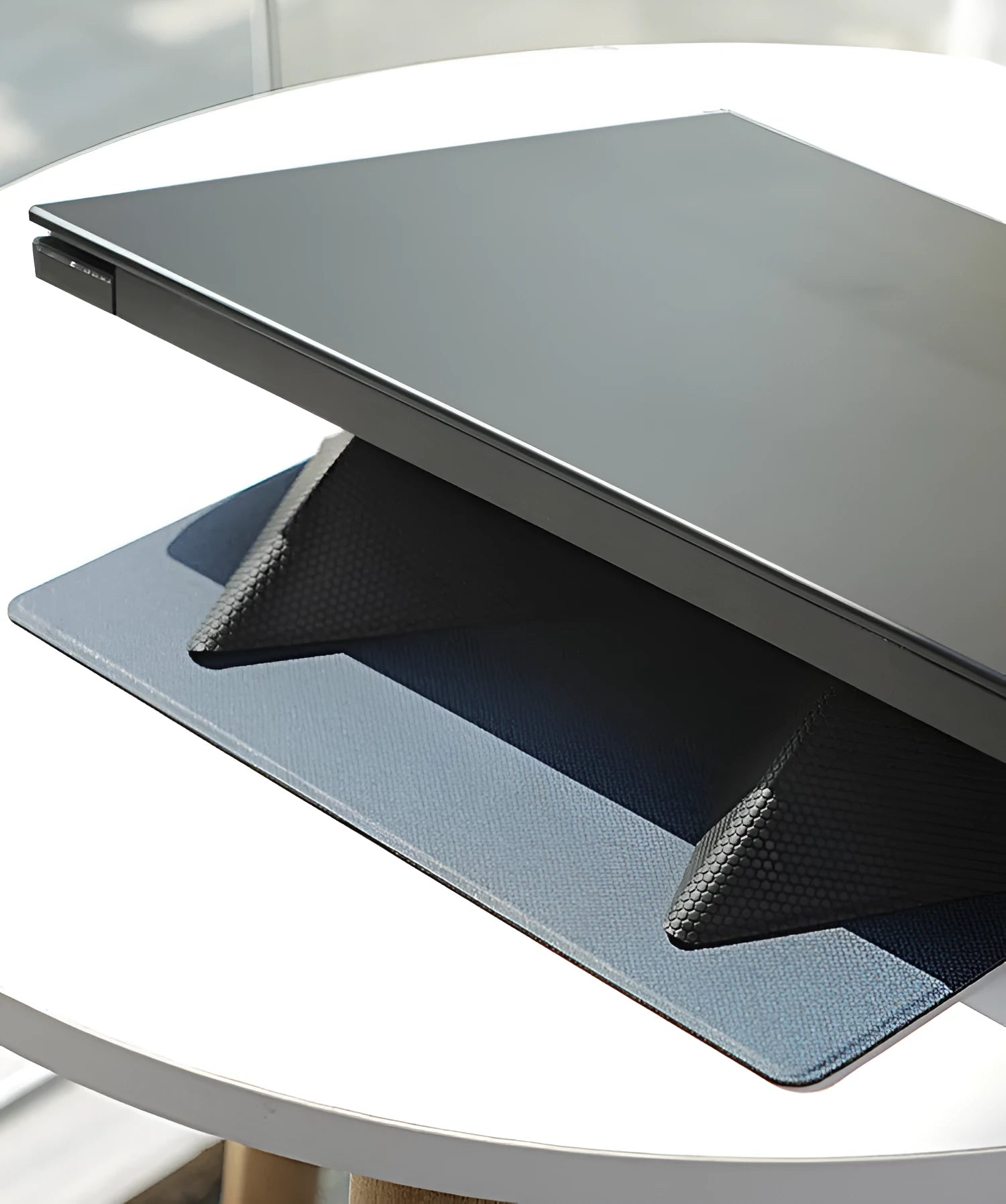 Non-slip portable cooling bracket for notebook, ergonomic stand with anti-slip fibre texture, blue colour