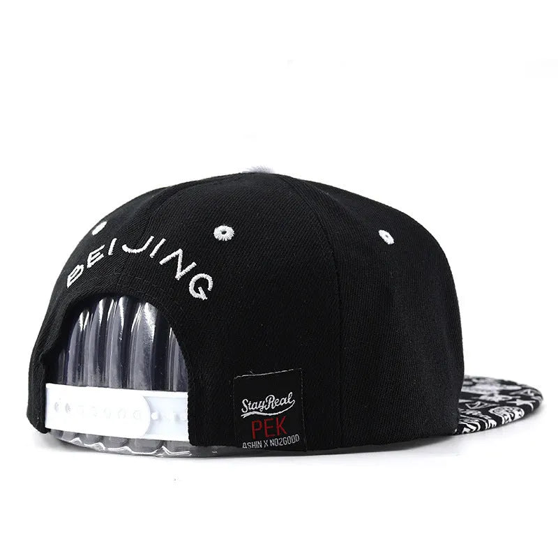 Cotton baseball cap with embroidered letters, adjustable strap, in black and white colours
