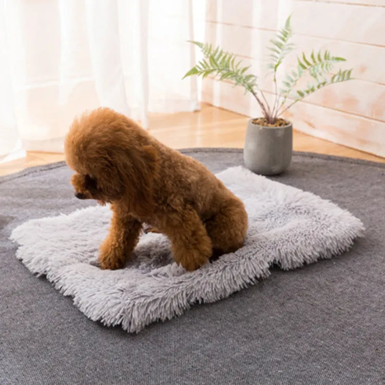 Plush pet nest in dark grey with anti-slip base, size M, on a wooden floor