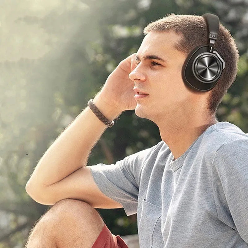 Wireless Bluetooth 5.0 headset in black with noise reduction and battery display