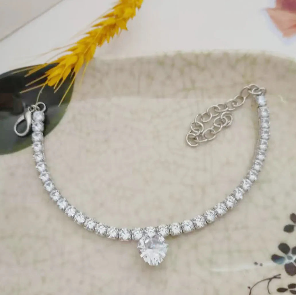 Gold rhinestone heart-shaped decorative collar for cats and dogs with adjustable sizing