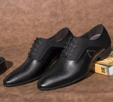 Men's black Oxford shoe made of artificial PU leather with a rubber sole.