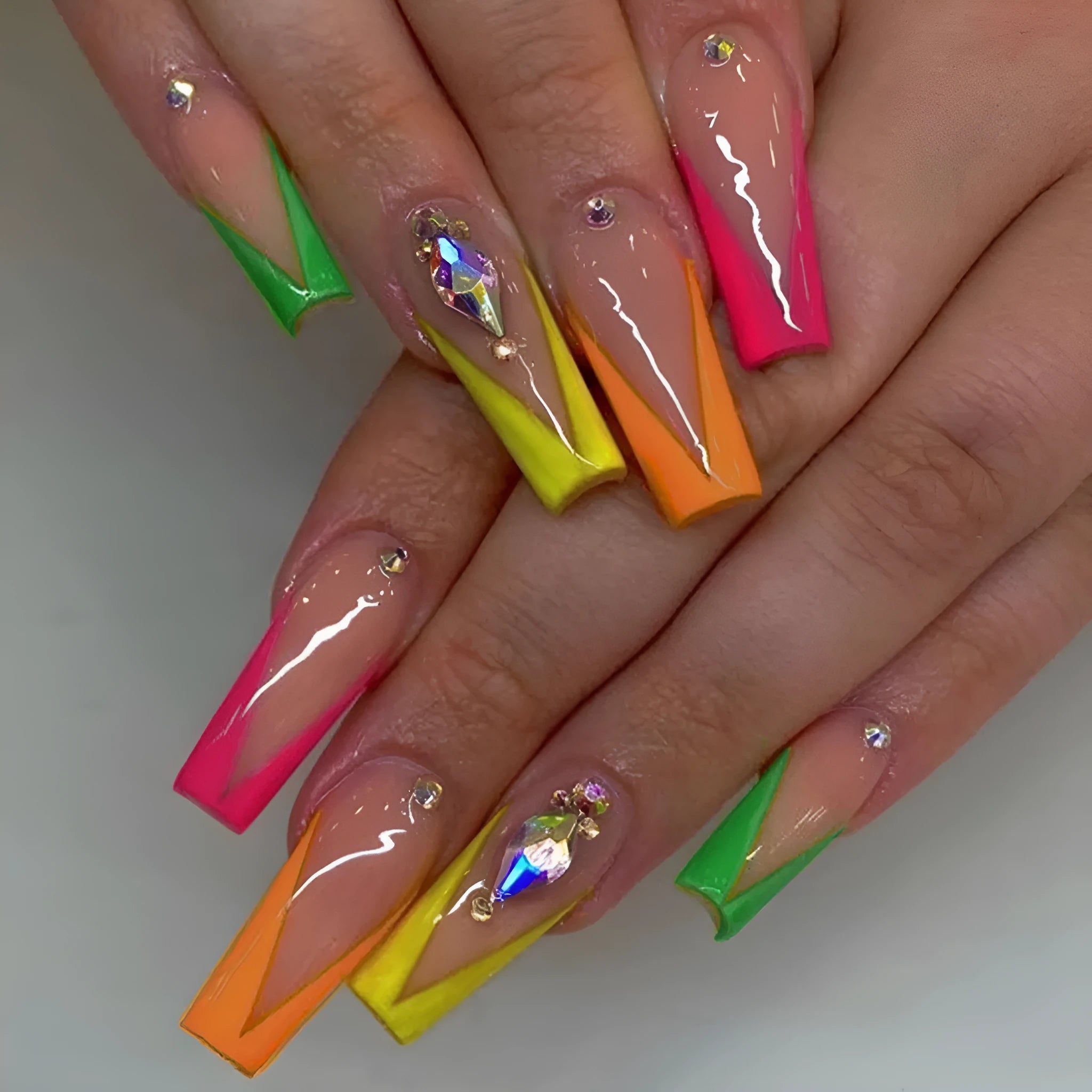 Detachable nail tip kit in diamond colour French style with cartoon heart patterns, includes jelly glue and filing strip.
