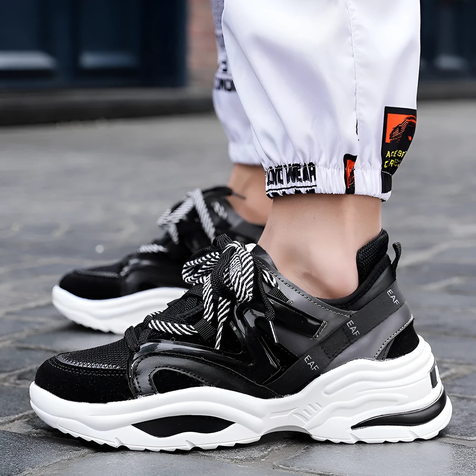 Breathable unisex Korean-style increased sports shoes for couples, flat heel, round toe, available in black, grey, and colour