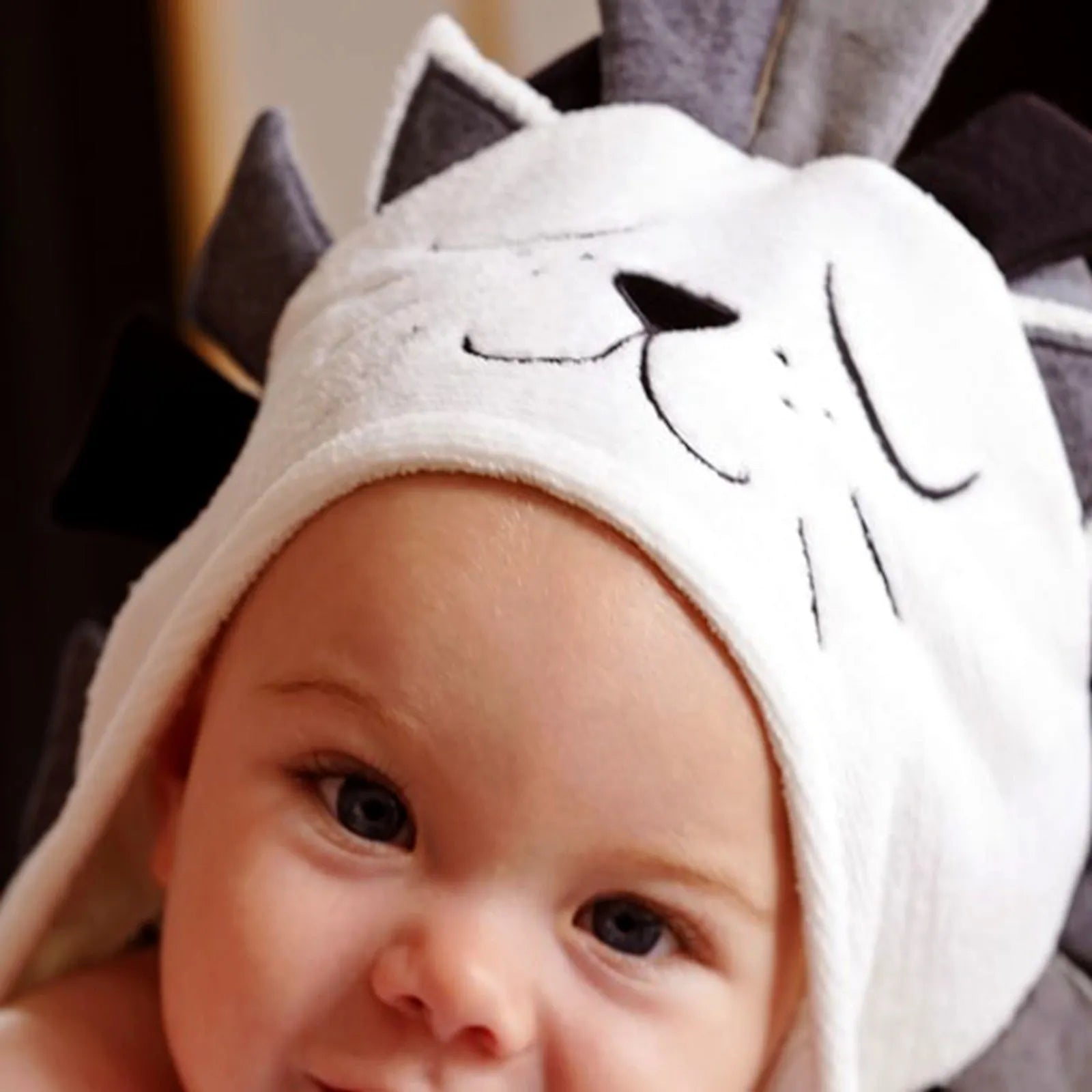 Cotton lion and cat shape bath towel 85x58 cm for baby, featuring soft fabric and animal design