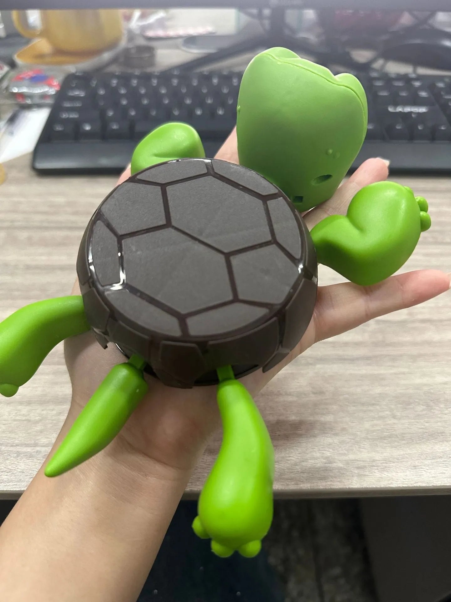Turtle-themed ABS plastic coaster in green, yellow, or wheat starch colours with 10cm diameter