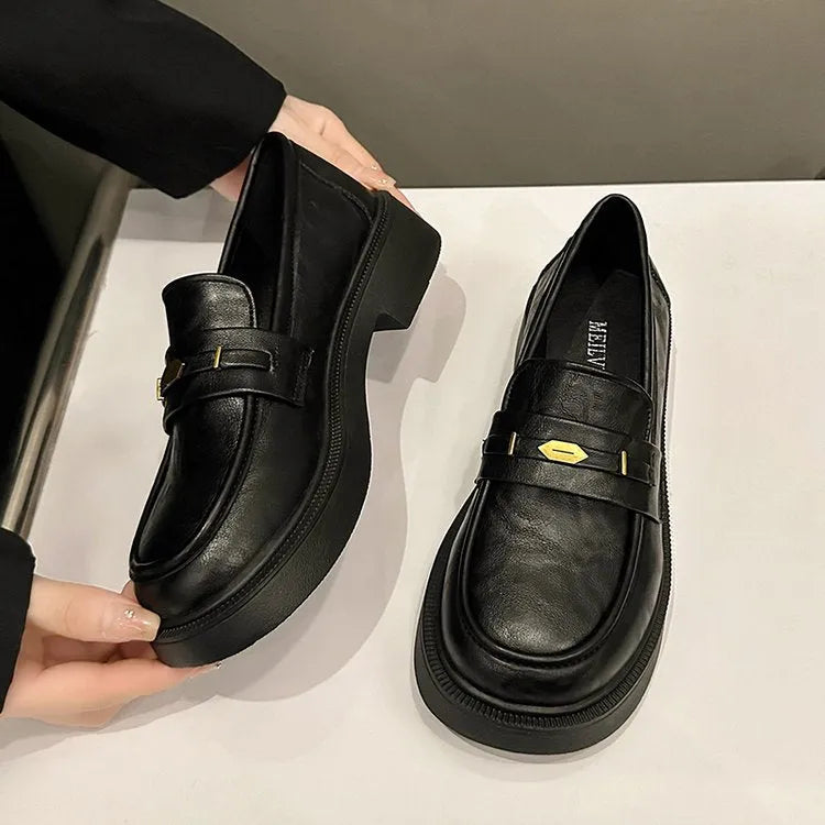 Women's metal commuter soft bottom small leather shoes in black with round toe and low top