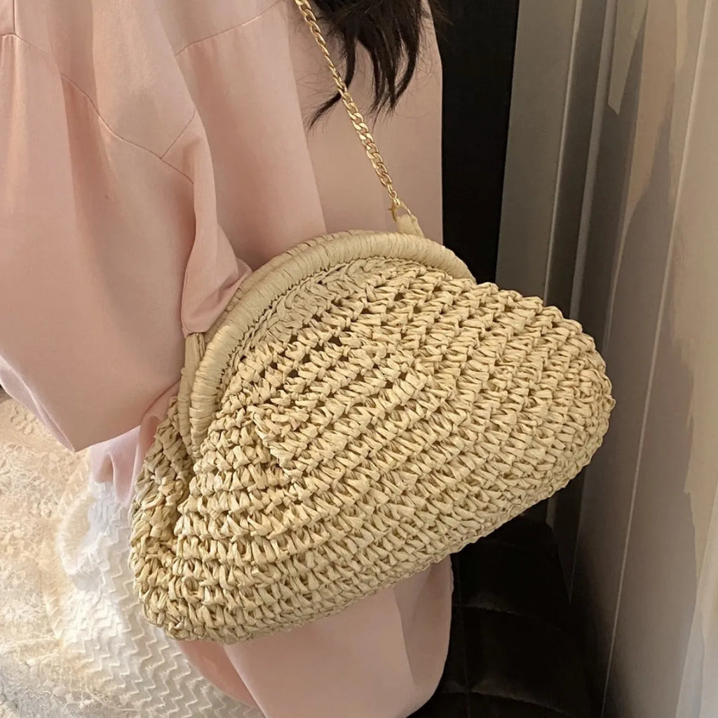 Women's shell-shaped straw beach bag with chain strap in khaki colour