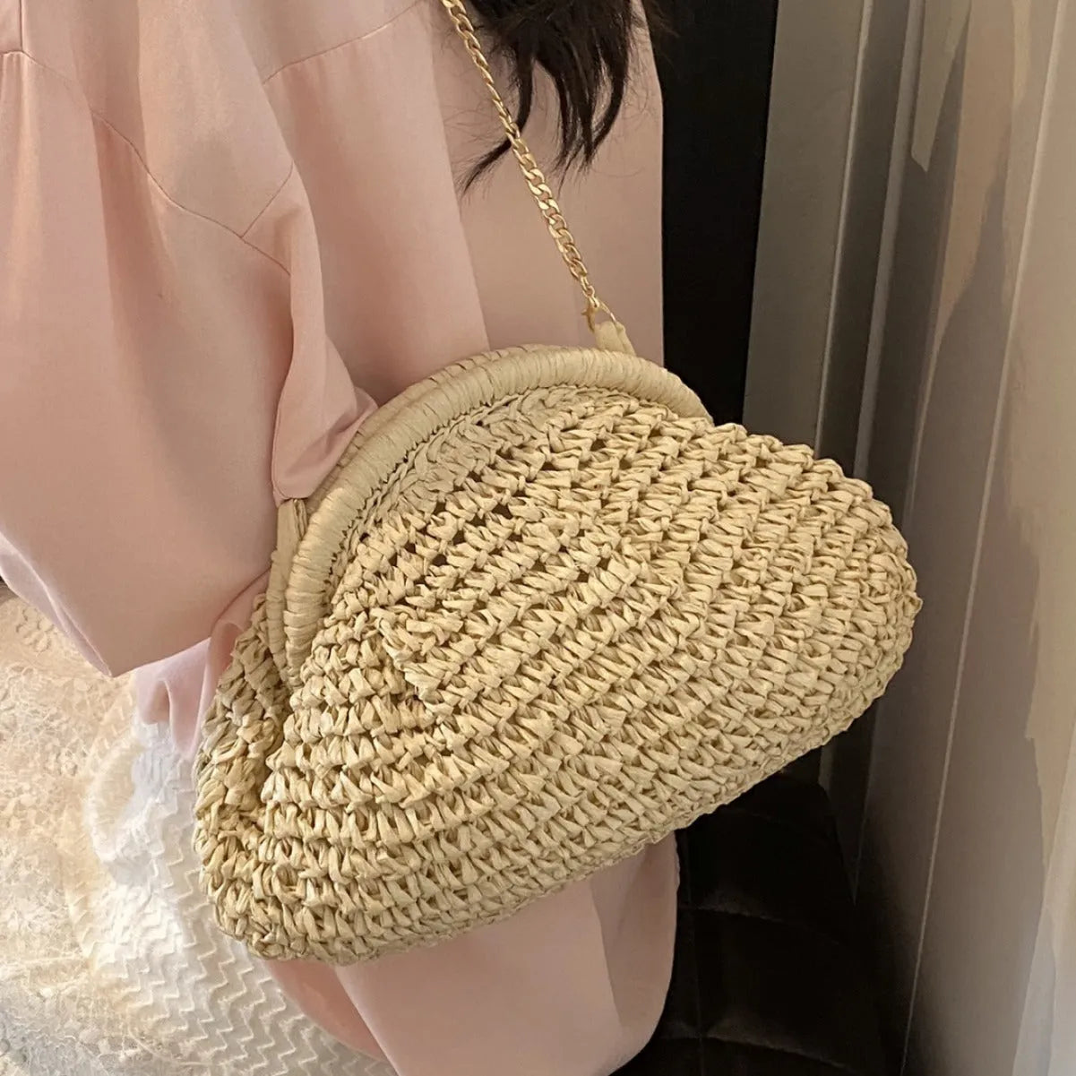 Women's shell-shaped straw beach bag with chain strap in khaki colour