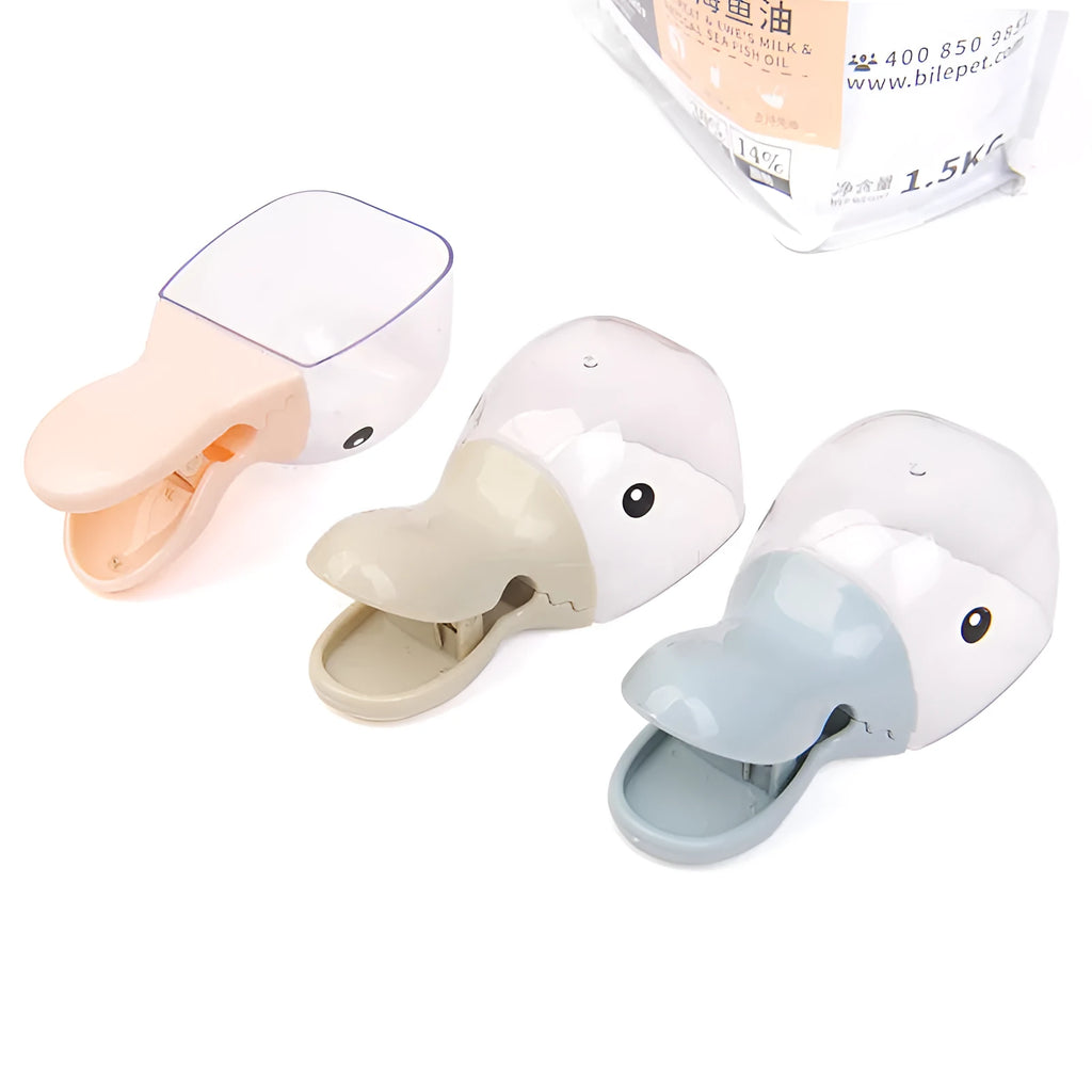 Cat food fresh-keeping clip in beige ABS plastic with integrated scoop, 14.7 x 5.5cm