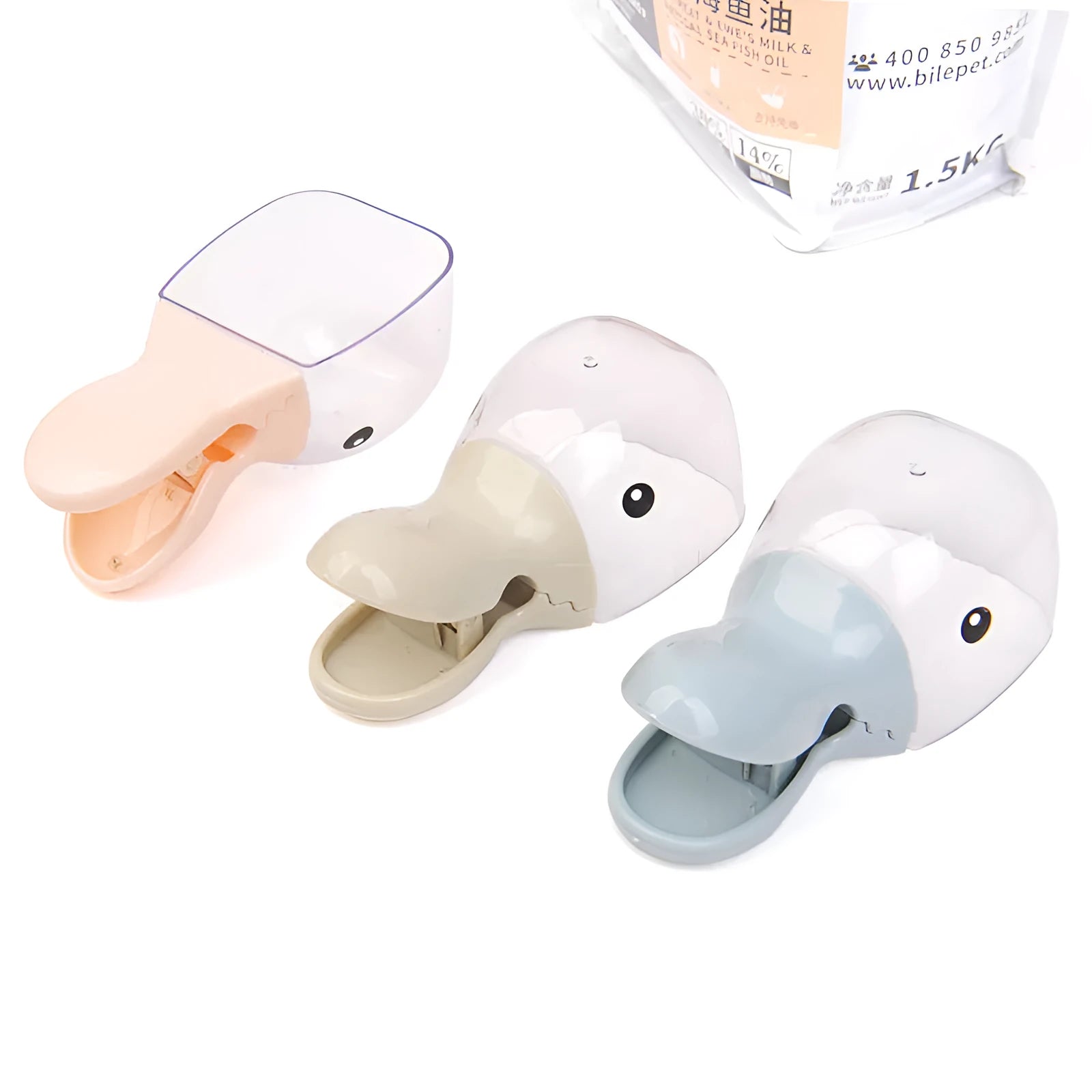 Cat food fresh-keeping clip in beige ABS plastic with integrated scoop, 14.7 x 5.5cm