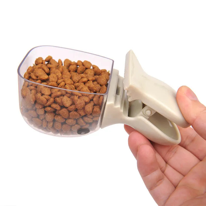 Cat food fresh-keeping clip in beige ABS plastic with integrated scoop, 14.7 x 5.5cm