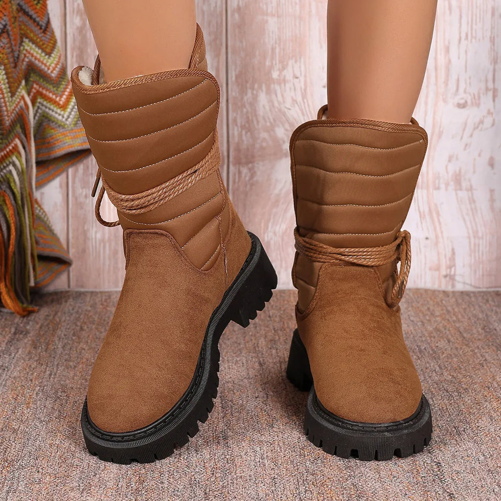 Women's chunky heel snow boots in suede with fleece lining and lace-up design