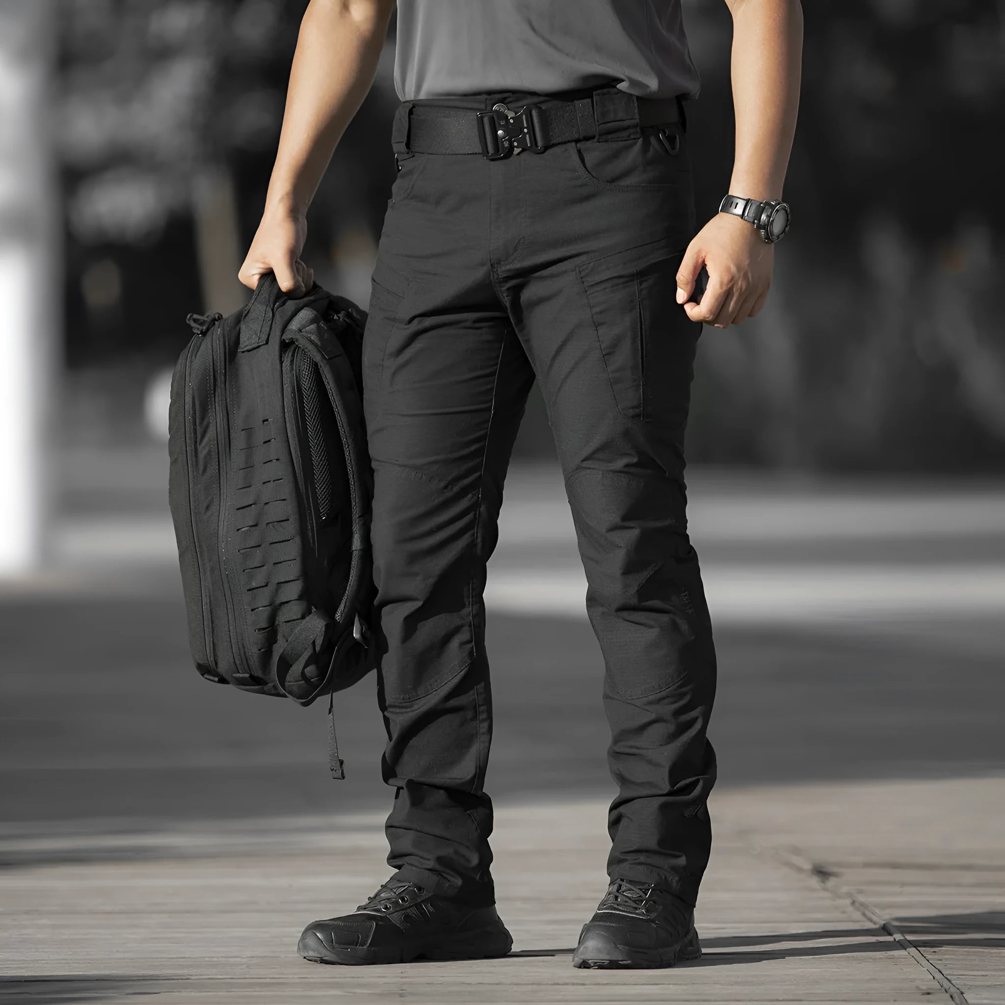 Loose men's cargo pants in khaki with multi pockets and cotton blend fabric