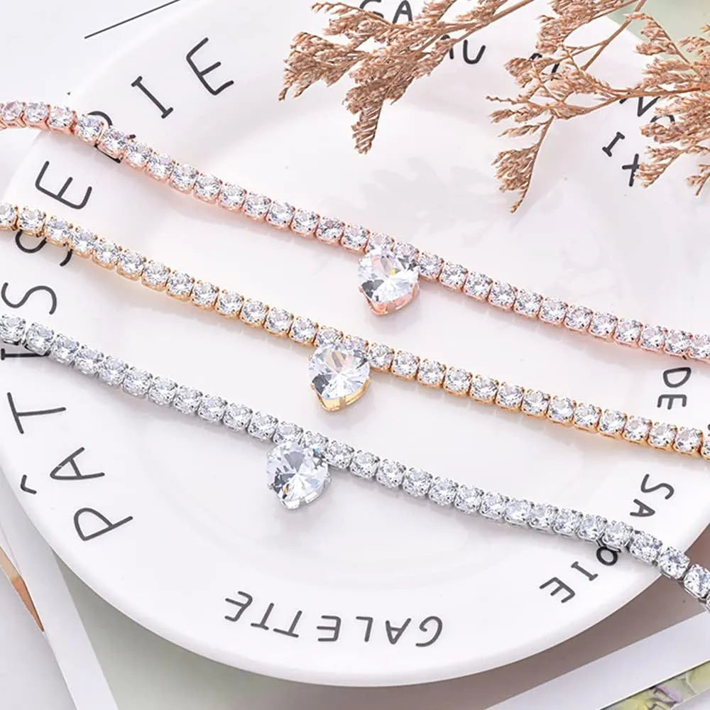 Gold rhinestone heart-shaped decorative collar for cats and dogs with adjustable sizing