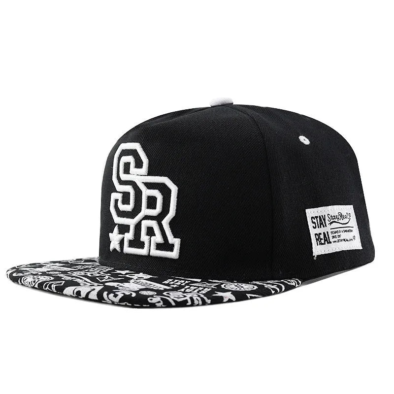 Cotton baseball cap with embroidered letters, adjustable strap, in black and white colours