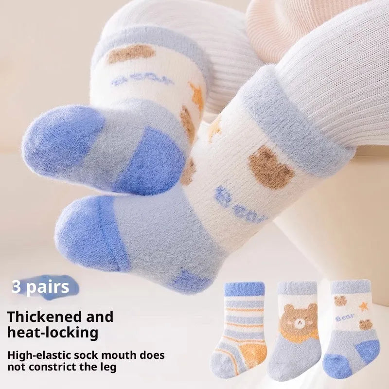 Baby socks with thick thermal construction, wool-lined fur edge, and cute cartoon giraffe print on polyester fibre fabric