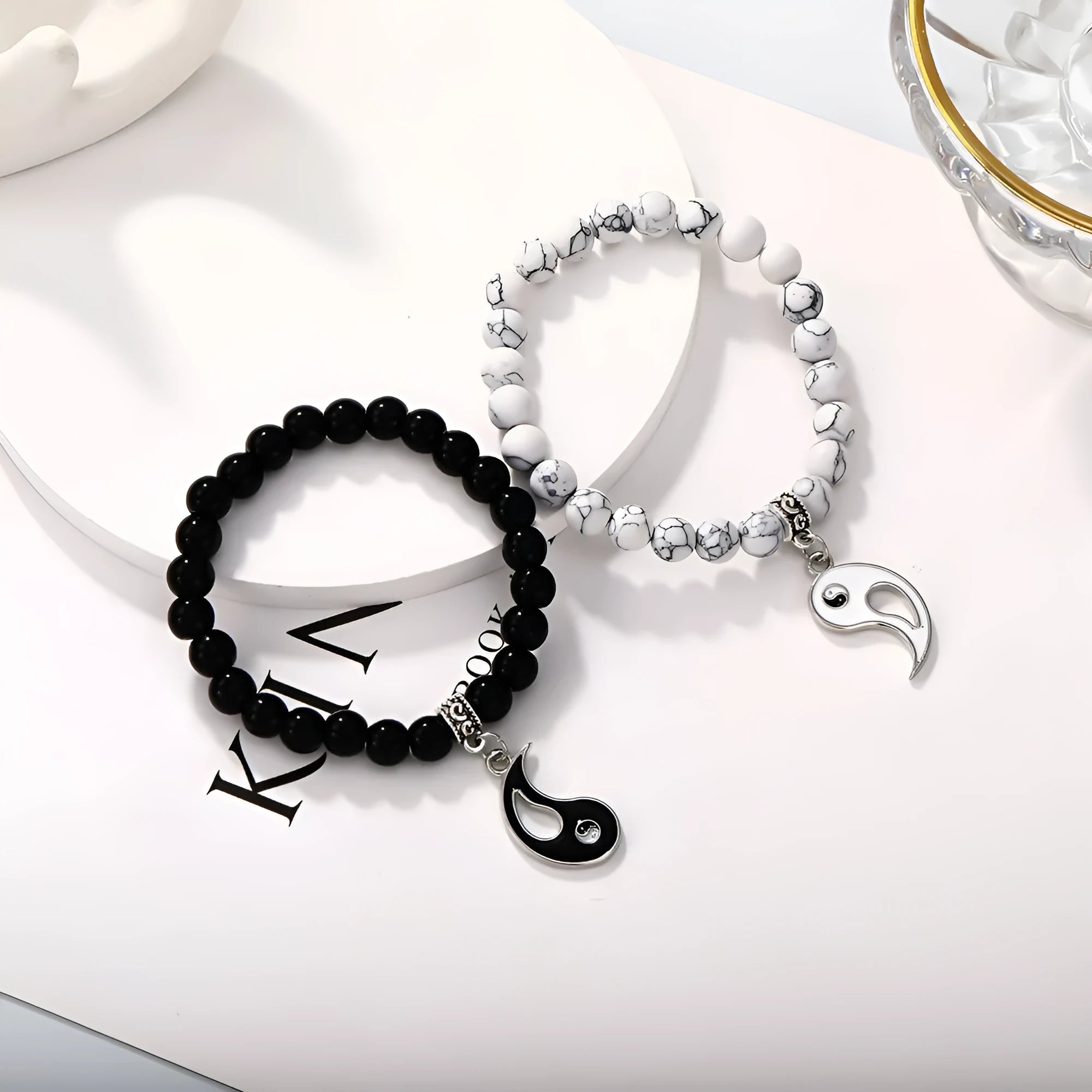 Geometric eight-diagram shaped alloy appetizer bracelet for unisex wear or travel gifting.