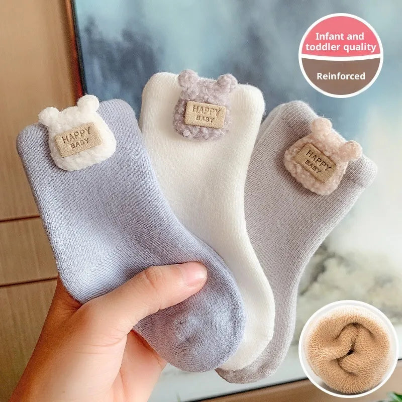 Baby socks with thick thermal construction, wool-lined fur edge, and cute cartoon giraffe print on polyester fibre fabric