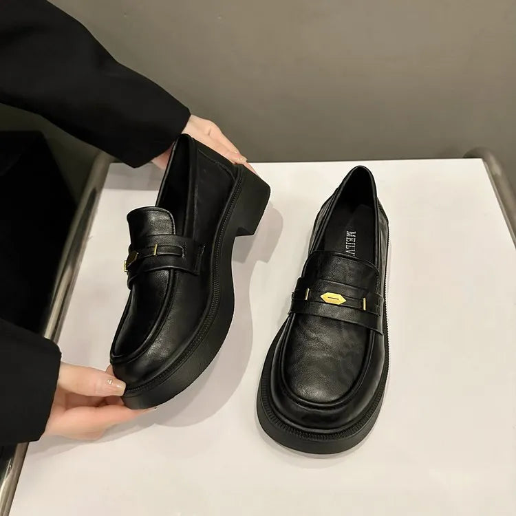 Women's metal commuter soft bottom small leather shoes in black with round toe and low top