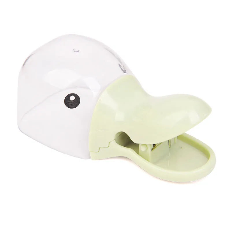 Cat food fresh-keeping clip in beige ABS plastic with integrated scoop, 14.7 x 5.5cm