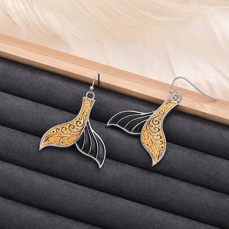 Women's fishtail earrings with whale motif in white gold colour, retro style alloy dangle earrings