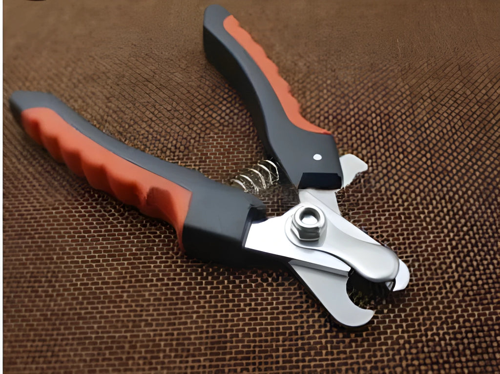Pet nail clipper for dogs and cats, 12.3x4x1.2CM compact size, manual trimming tool with metal blades
