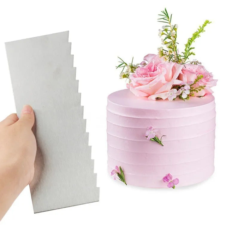 Stainless steel cream scraper with polygon-patterned edge for cake decorating