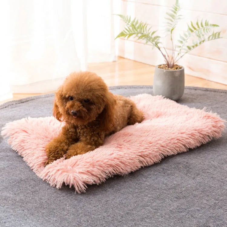 Plush pet nest in dark grey with anti-slip base, size M, on a wooden floor