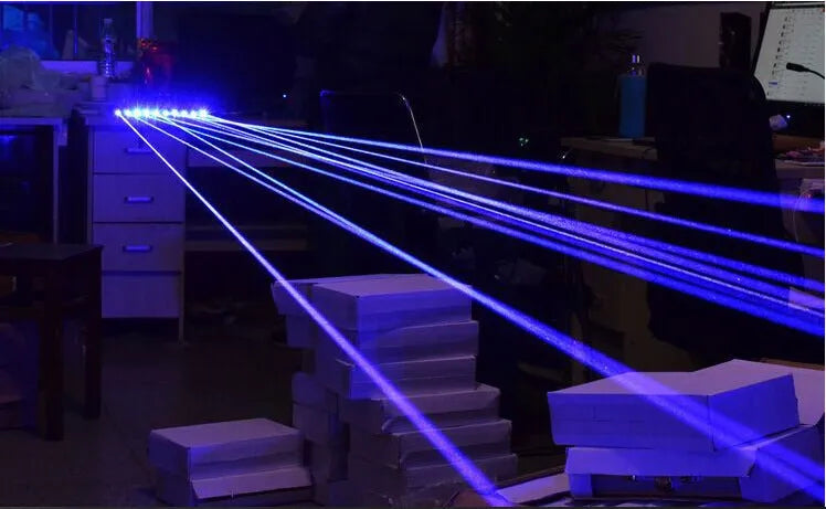 Qiying laser flashlight teaching pen pointing at a projection screen, available in blue, green, and red colours