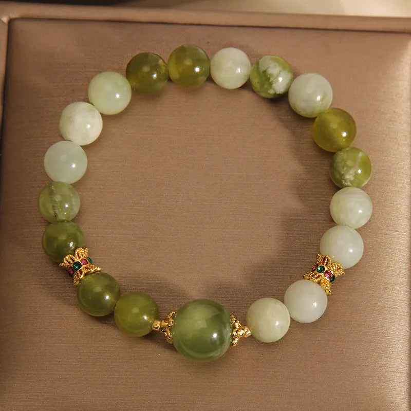 Women's bracelet made of green Xiuyan jade with an original Mori-inspired design.