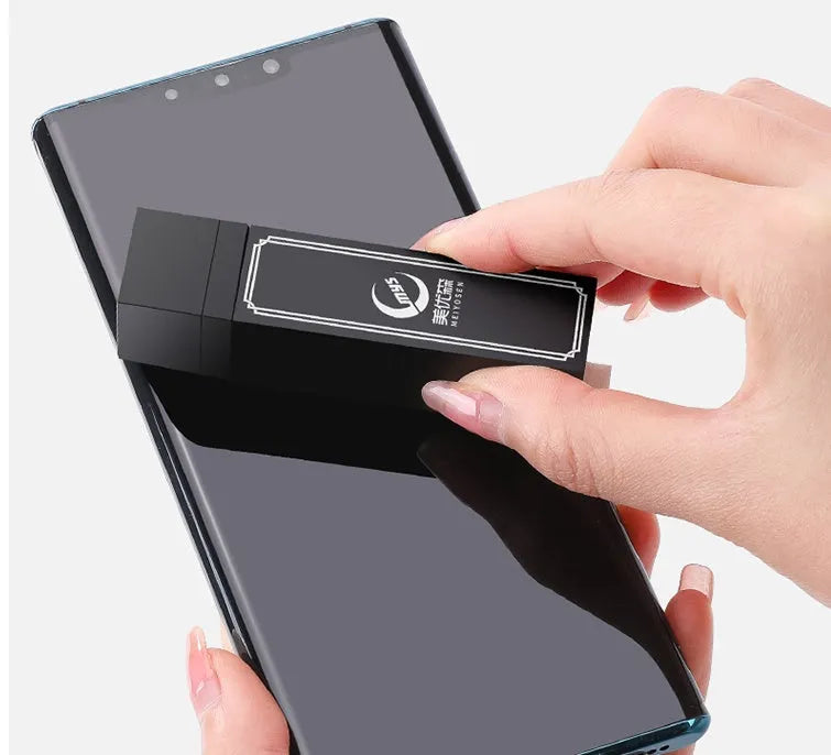 Black pack of 40 disposable screen cleaning wipes for mobile phones and tablets