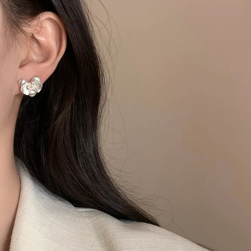 Retro flower earrings for women in gold or silver colour with electroplated copper construction