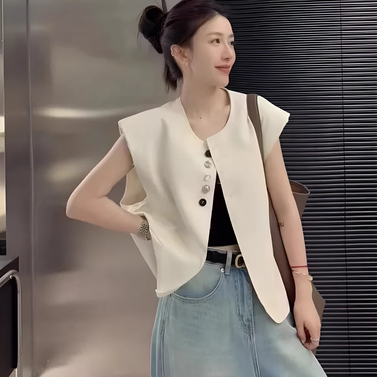 Women's loose fit polyester vest with pocket in beige or black colours