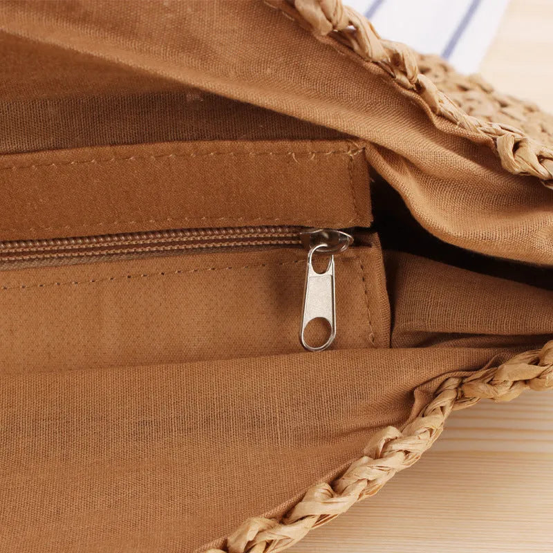 Round straw shoulder bag in large beige colour with zipper closure and woven texture