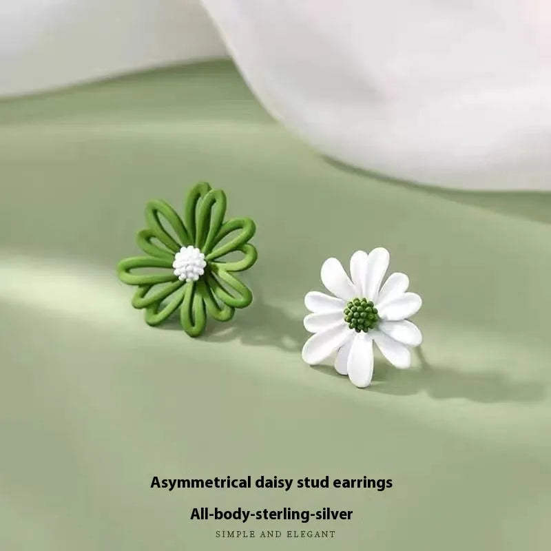 A pair of alloy cartoon flower stud earrings in blue and orange two-tone colours.