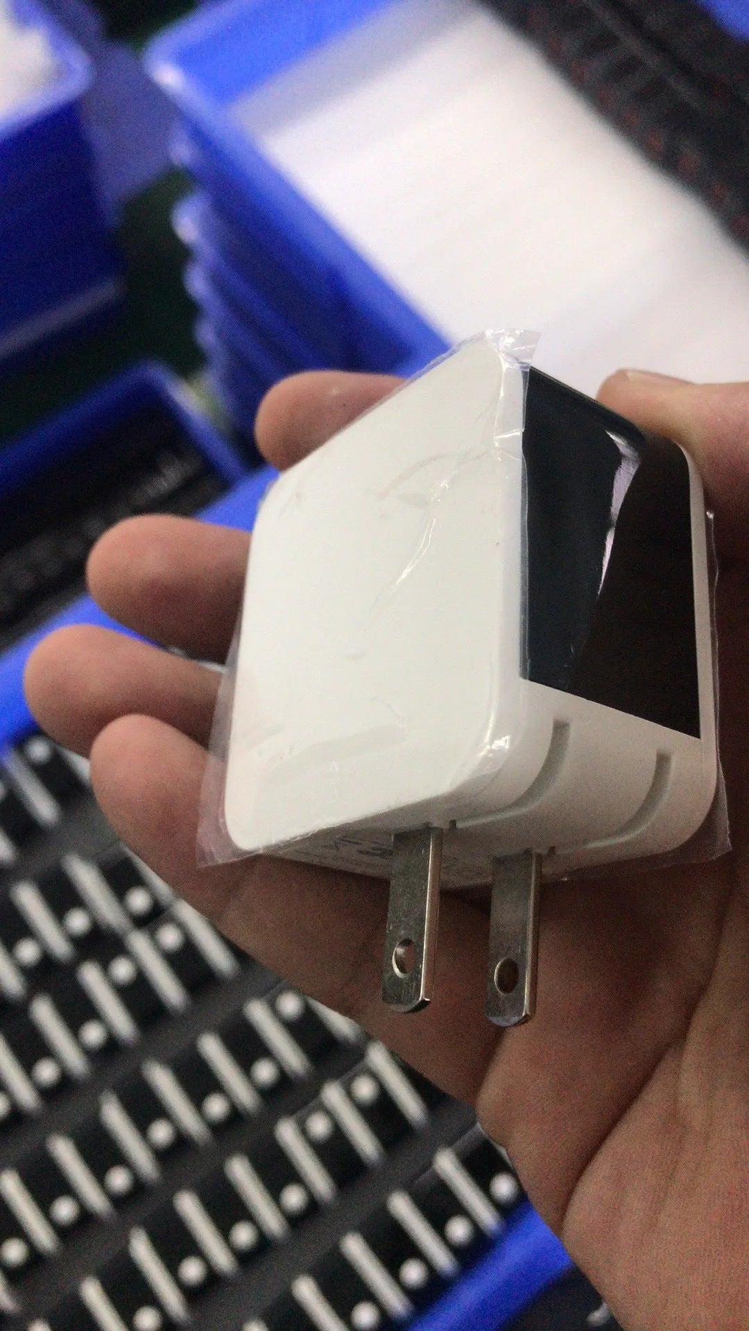 5V2.4A dual USB fast travel charger with digital display showing voltage output